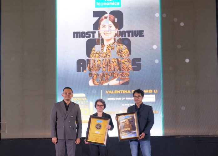 Direktur FIFGROUP, Valentina Chai, dinobatkan sebagai salah satu penerimaan penghargaan 3rd Indonesia 20 Most Innovative CFO Awards 2025. Penerimaan penghargaan tersebut diwakili oleh Procurement Management Department Head FIFGROUP, Maria Patricia Astrid Gustiar (tengah) pada Kamis, 09 Oktober 2025 dalam gelaran The 7th Iconomics Indonesia Best Financial Awards 2025, berlokasi di Gedung Dhanapala, Kementerian Keuangan Republik Indonesia, Jakarta Pusat.
