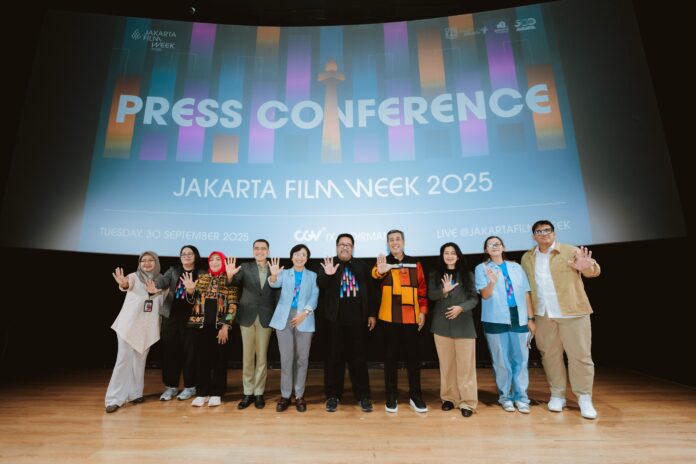 Rano Karno, Ahmad Mahendra, Andhika Permata and Jakarta Film Week members on stage for a photo at JFW2025 PressCon