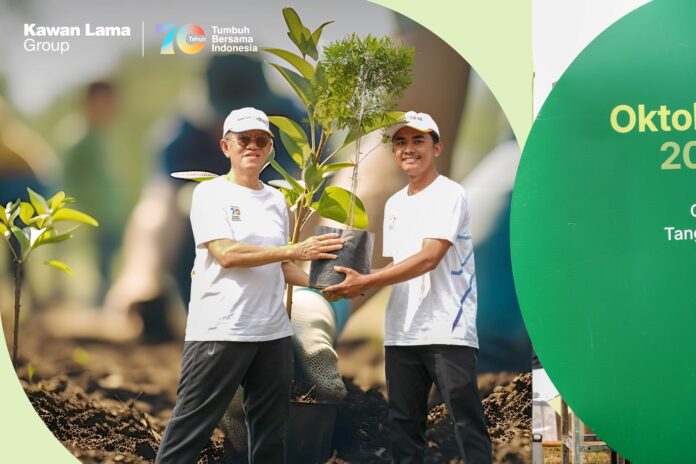 Chairman Kawan Lama Group, Kuncoro Wibowo, menyerahkan bibit pohon kepada salah satu karyawan yang turut menjadi relawan dalam kegiatan Trees For Tomorrow di Cisauk, Tangerang. Momen ini melambangkan kolaborasi dan semangat bersama antara manajemen dan seluruh insan Kawan Lama Group untuk berkontribusi nyata dalam menghijaukan bumi.