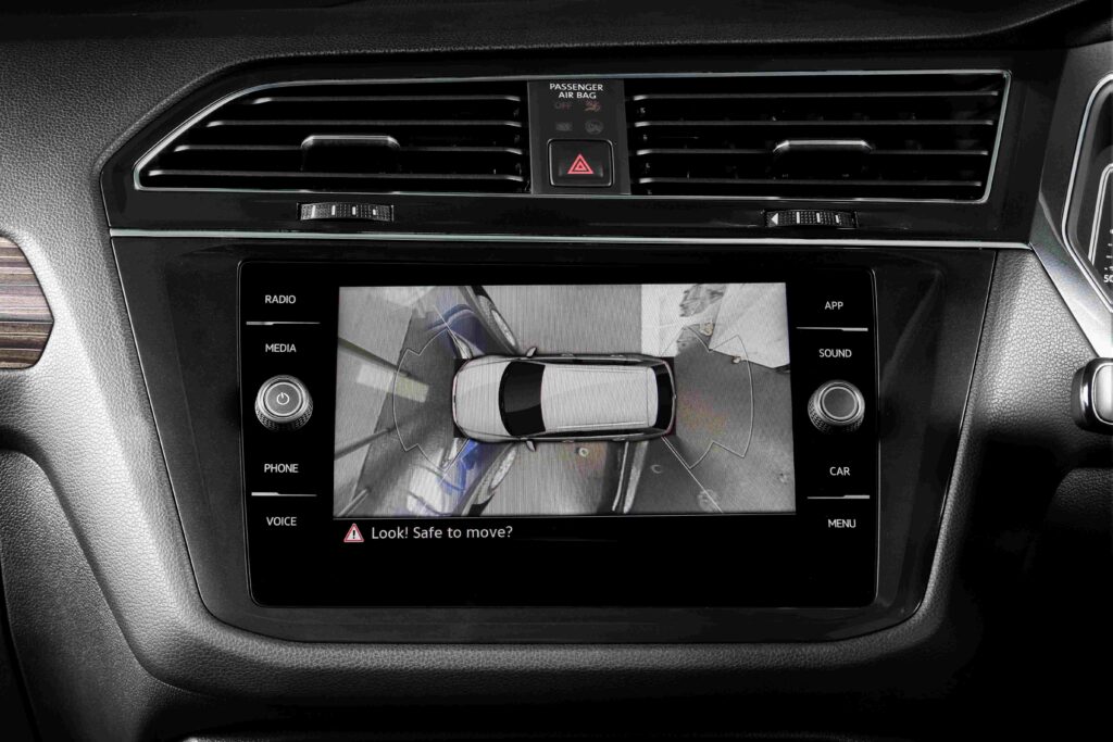 Tiguan Allspace dilengkapi oleh deretan fitur keselamatan yang komprehensif, salah satunya yakni fitur kamera 360° Area View yang memberikan pandangan menyeluruh di sekitar kendaraan, serta Automatic Post-Collision Braking System 