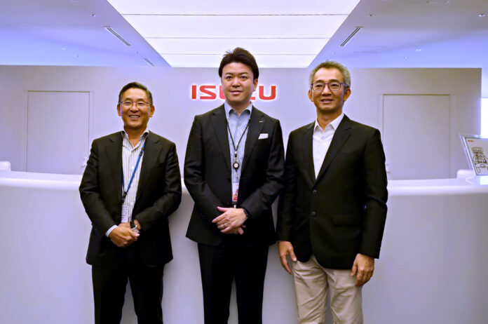 (Ki-Ka) Masayasu Hideshima - President Director IAMI, Makoto Goto - General Manager Regional Management Office International Sales Division Isuzu Motors Limited, dan Anton Rusli - Vice President Director IAMI pada saat kunjungan PT Isuzu Astra Motor Indonesia (IAMI) ke kantor pusat Isuzu di Yokohama, Jepang.