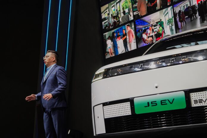 Foto Jim Ma, Business Unit Director JAECOO Indonesia pada booth JAECOO pada GJAW 2025