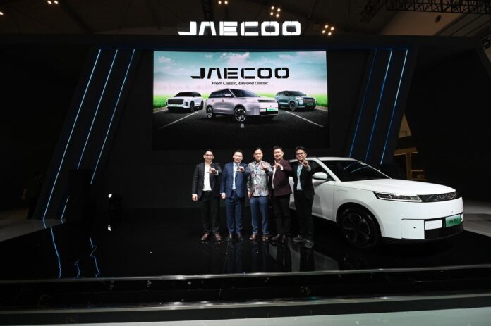 Foto bersama jajaran manajemen JAECOO Indonesia pada ajang GJAW 2025 (Ki-Ka): Ryan Ferdiean Tirto, Head of Product JAECOO Indonesia; Jim Ma, Business Unit Director of JAECOO Indonesia; Zeng Shuo, President Director Chery Group Indonesia; Wang Pheng, COO of Chery Group; Willy Winawan, Head of Sales JAECOO Indonesia
