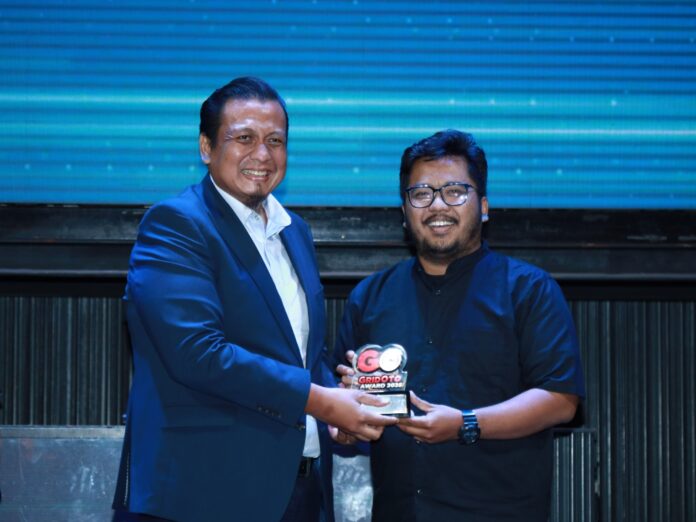 Ridho Yunandar, Public Relations Manager Geely Auto Indonesia, menerima penghargaan Best Premium EV untuk Geely EX5 di ajang GridOto Awards 2025