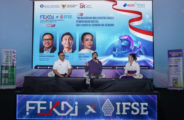 Burhan Kurniawan, Head Payment & Digibank OVO (kiri) dan Raditya Dika, Kreator Konten (tengah) berbincang bersama dalam sesi diskusi interaktif bertema “Mewujudkan Inklusivitas Akses Pembayaran Digital: QRIS Hadir di Layanan On-demand” dalam acara Festival Ekonomi Keuangan Digital Indonesia (FEKDI) 2025. OVO menegaskan dukungannya terhadap inisiatif Bank Indonesia dalam memperluas adopsi QRIS di berbagai sektor layanan on-demand berkolaborasi bersama Grab Indonesia. Integrasi QRIS di aplikasi Grab membawa dampak nyata: pengguna kini cukup memindai kode QRIS yang akan ditampilkan Mitra Pengemudi, mempermudah akses yang lebih luas terhadap opsi pembayaran digital yang aman dan transparan.
