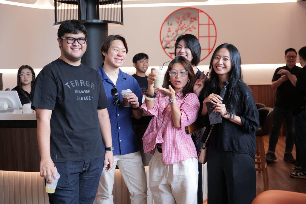 Para tamu undangan menikmati suasana santai di Mazda Café, sesaat sebelum sesi test drive dimulai.