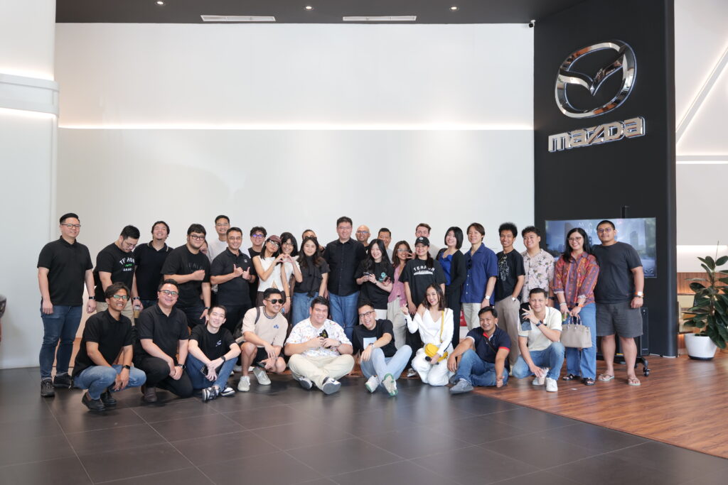 Momen kebersamaan antara komunitas dan perwakilan manajemen Mazda Indonesia menutup rangkaian MAZDA DRIVE ON 2025: The Private Garage dengan penuh kehangatan.