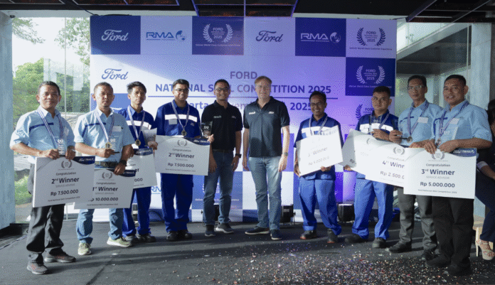 Roelof Lamberts selaku Regional Director RMA Indonesia (tengah kanan), Elyus Dwi Erwanto selaku Head of Service & Operation RMA Indonesia (tengah kiri) bersama 4 teknisi dan service advisor yang sukses menjadi juara pada babak final ajang Ford National Skill Competition 2025.