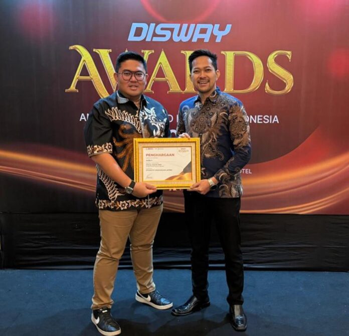 [Ki-Ka] Valdo Prahara, Marcomm & PR GAC Indonesia beserta Iqbal Taufiqurrahman, Product Planning and Strategy GAC Indonesia menerima Disway Awards 2025