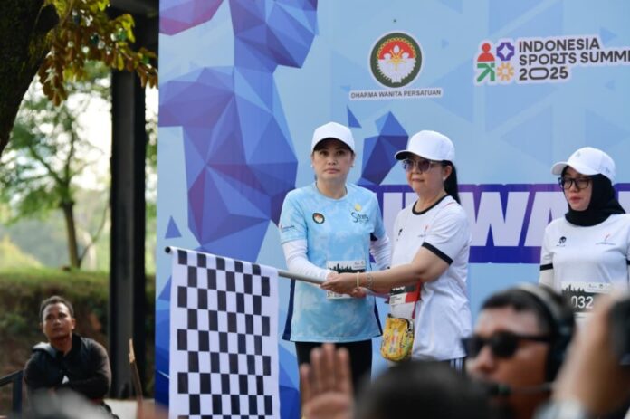 Penasihat Dharma Wanita Persatuan Kementerian Pemuda dan Olahraga (DWP Kemenpora), Elizabeth Tjandra Erick Thohir, melepas fun walk dan senam bersama di Indonesia Arena, Jakarta, Sabtu (6/12).
