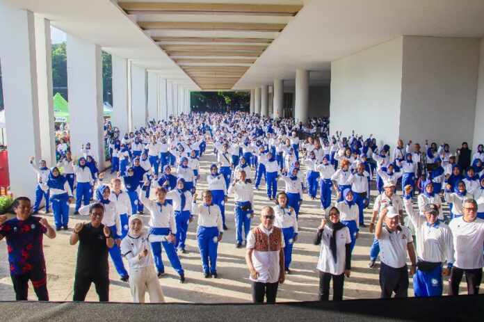 Kementerian Pemuda dan Olahraga (Kemenpora) RI menggelar kegiatan senam Jumat Krida di halaman Indonesia Arena, Kompleks Gelora Bung Karno (GBK), Senayan, Jumat (5/12) pagi. Diikuti sederet induk olahraga (inorga) dan ribuan warga, kegiatan senam ini dalam rangka menyambut dan memeriahkan Indonesia Sports Summit (ISS) 2025 yang akan digelar 6-7 Desember mendatang di Indonesia Arena. (foto:bagus/kemenpora.go.id)