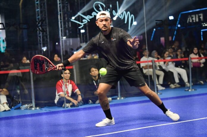 Pasangan selebriti Rio Dewanto/Atiqah Hasiholan dan Thariq Halilintar/Aaliyah Massaid turut meramaikan Indonesia Sports Summit (ISS) 2025 di Indonesia Arena, Jakarta, Minggu (7/12). Mereka turut ambil bagian dalam sesi fun padel.