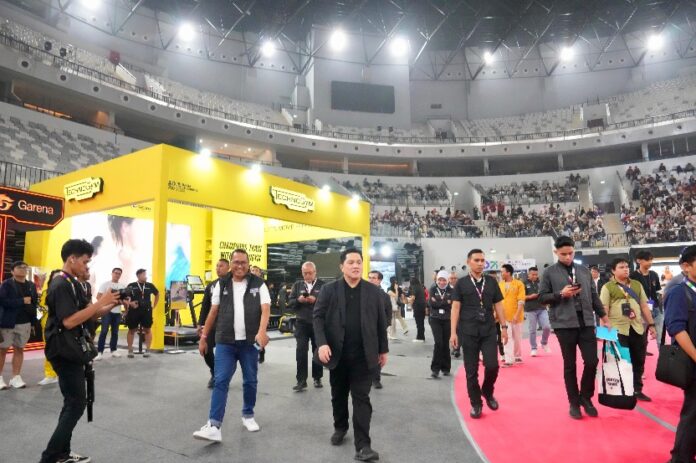 Indonesia Sports Summit (ISS) 2025 di Indonesia Arena menjadi momen silaturahmi para pelaku industri Tanah Air. Sebagaimana tampak di lokasi ISS, Indonesia Arena, Kompleks Gelora Bung Karno (GBK), ketika Menteri Pemuda dan Olahraga (Menpora) Erick Thohir mengunjungi setiap booth industri olahraga di area eksebisi, Sabtu (6/12) malam.