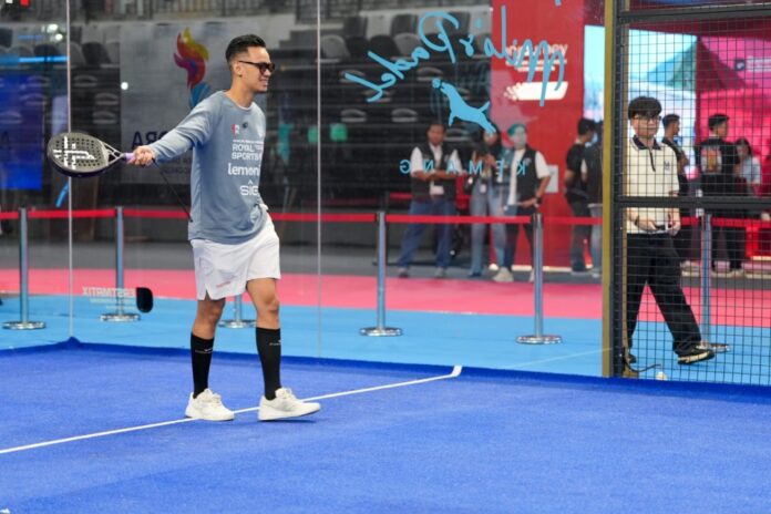 Zar Lasahido merupakan atlet padel putra nomor satu di Indonesia. Zar Lasahido lahir dan besar di Amsterdam, Belanda. Dirinya memiliki darah Indonesia karena orang tuanya berasal dari Gorontalo.