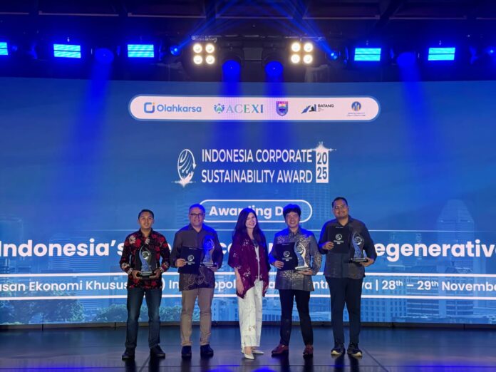 Charles Dw Simaremare, HC Learning and People Development Department Head (kanan), mewakili Ibu Esther Sri Harjati dalam penerimaan penghargaan Outstanding Leaders in Sustainability pada ajang Indonesia Corporate Sustainability Award 2025.