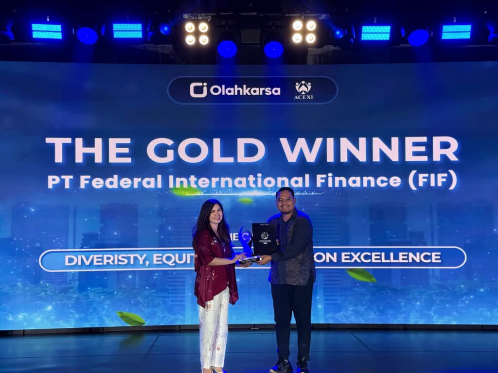 Charles Dw Simaremare (kanan) mewakili FIFGROUP, berfoto bersama setelah menerima enam penghargaan pada Indonesia Corporate Sustainability Award 2025, yang diberikan oleh PT Olahkarsa Inovasi Indonesia dan Corporate Forum for CSR Development (CFCD) sebagai pengakuan atas komitmen perusahaan dalam pengembangan keberlanjutan di bidang lingkungan, sosial, dan tata kelola.
