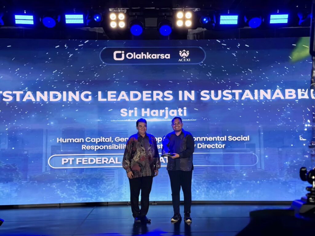 Penghargaan Gold untuk kategori Diversity, Equity, and Inclusion Excellence diberikan kepada FIFGROUP pada Indonesia Corporate Sustainability Award 2025, dan diterima oleh Charles Dw Simaremare (Kanan) mewakili perusahaan.