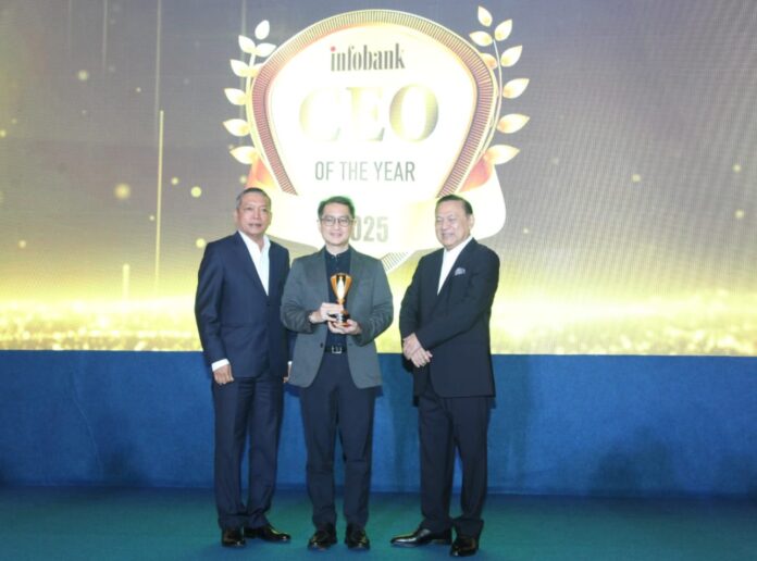 CEO FIFGROUP, Siswadi, dianugerahi sebagai CEO of the Year 2025. Penerimaan penghargaan diberikan langsung oleh Chairman Infobank Media Group, Eko B. Supriyanto (kiri) yang didampingi Senior Bankir sekaligus Dewan Pakar Infobank, Agus D.W. Martowardojo (kanan) kepada perwakilan FIFGROUP, Corporate Planning and Communication Division Head, Benny Setiawan (tengah), pada Senin, 8 Desember 2025 di Shangri-La Hotel Jakarta.