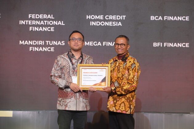 FIFGROUP, meraih penghargaan Disway Awards 2025 - Anugerah Brand Populer Indonesia dalam Kategori Jasa Keuangan Multifinance. Penghargaan diberikan oleh Founder Disway sekaligus tokoh media nasional, Dahlan Iskan (kanan), kepada New Motor Cycle Financing Marketing FIFGROUP, Natalius Turnip (kiri) dalam acara yang digelar pada Kamis, 4 Desember 2025 berlokasi di Sheraton Hotel Gandaria City, Jakarta.