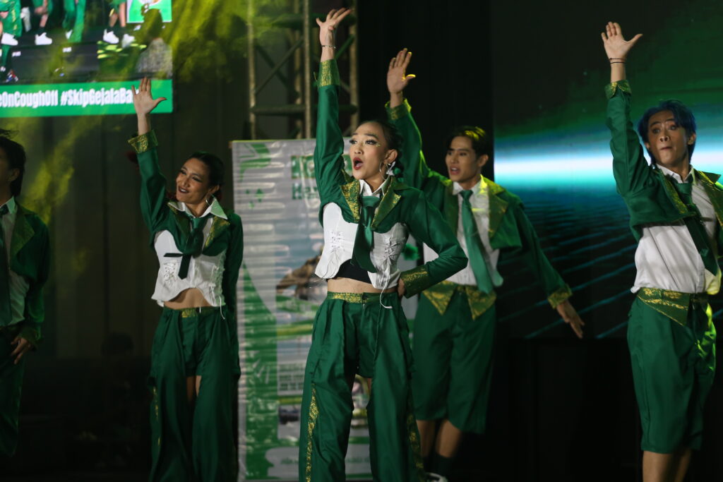 Ket Foto: Cuaca yang tidak menentu memang membatasi ruang gerak, tapi jangan dijadikan alasan untuk tidak aktif bergerak. Aktivitas dance rutin 15 menit yang mudah dan bisa dilakukan untuk menjaga kesehatan kardiovaskuler di musim pancaroba ini. (Foto by Adrianto Roswulantoro) 