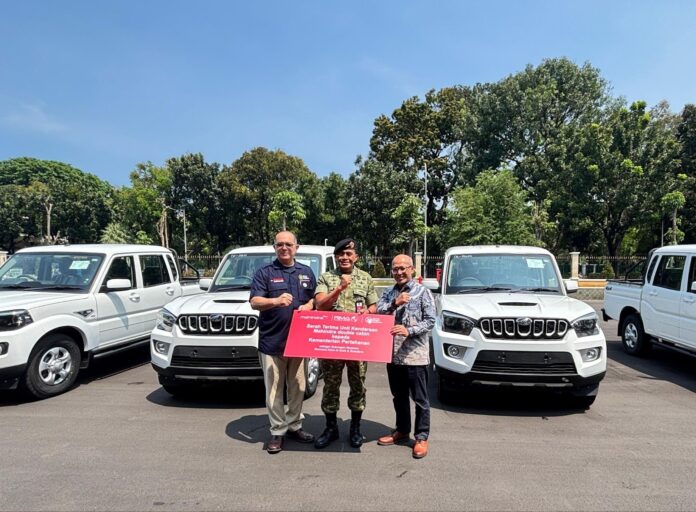 [kiri ke kanan] Joao Mota, Direktur Utama Agrinas Pangan Nusantara; Letnan Jenderal TNI Tri Budi Utomo, S.E., Sekretaris Jenderal Kementerian Pertahanan Republik Indonesia; Toto Suharto, Country Manager RMA Indonesia