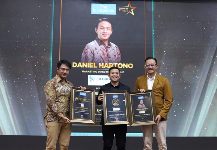 Direktur FIFGROUP, Daniel Hartono, dinobatkan sebagai salah satu penerima penghargaan 5th Anniversary 20 Best CMO Awards 2026. Penerimaan penghargaan diberikan oleh tersebut diwakili oleh New Motorcycle Financing Marketing Department Head FIFGROUP, Arifki (tengah), pada Kamis, 22 Januari 2026 dalam gelaran 5th Anniversary 20 Best CMO Awards 2026, yang berlokasi di Auditorium Lt. 3 Gedung A Kementerian Pendidikan Dasar dan Menengah Republik Indonesia, Jakarta Selatan.