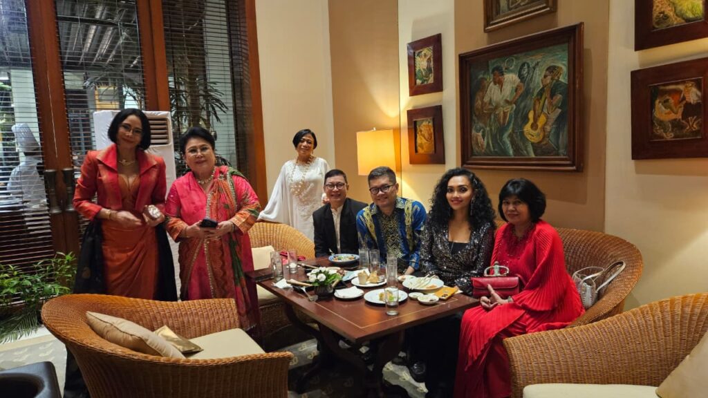 Setelah konser bersama desainer Poppy Dharsono, pengusaha Sari Kusumaningrum, Karlina Damiri, koreografer Chendra E. Panatan dll