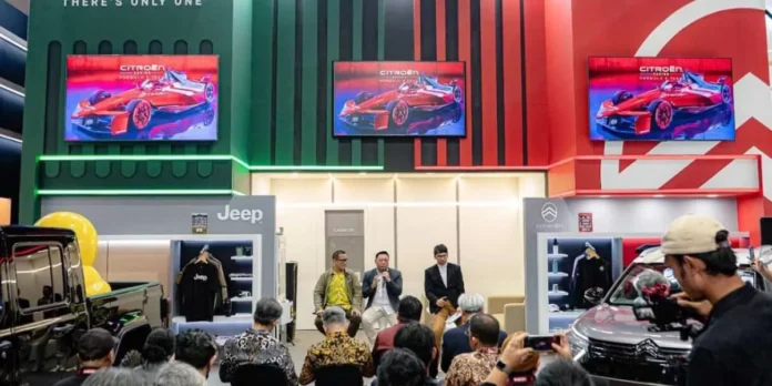Ferdinan Hendra, Sales and Marketing Division Head Citro&euml;n Indonesia, menjelaskan kiprah Citro&euml;n Racing di ajang Formula E sebagai wujud komitmen Citro&euml;n terhadap inovasi kendaraan listrik dan masa depan mobilitas berkelanjutan.