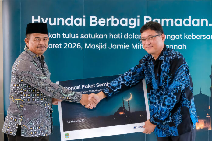 Presiden Direktur Hyundai Motor Manufacturing Indonesia, Mr. Hyunchul Bang berikan donasi kepada Desa Sukamukti, Bojongmangu, Bekasi, berupa ratusan paket sembako yang disalurkan untuk warga sekitar pabrik.