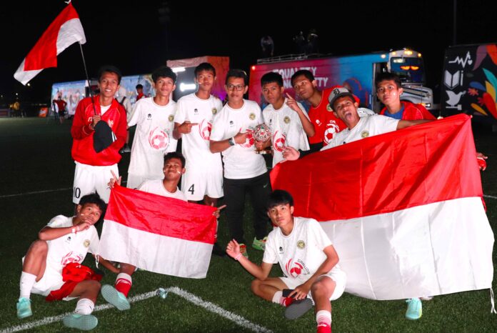 Foto 1, Tim Garuda Baru Indonesia mengangkat trofi juara Street Child World Cup (SCWC) 2026 kategori Boys Shield di di Parque Ecológico Lago de Texcoco – Zona del Lago de Texcoco, Estado de México, Meksiko, Kamis (14/5/2026) waktu setempat. Indonesia memastikan gelar juara usai mengalahkan Argentina melalui drama adu penalti dengan skor 3-2 setelah bermain imbang 1-1 di waktu normal.