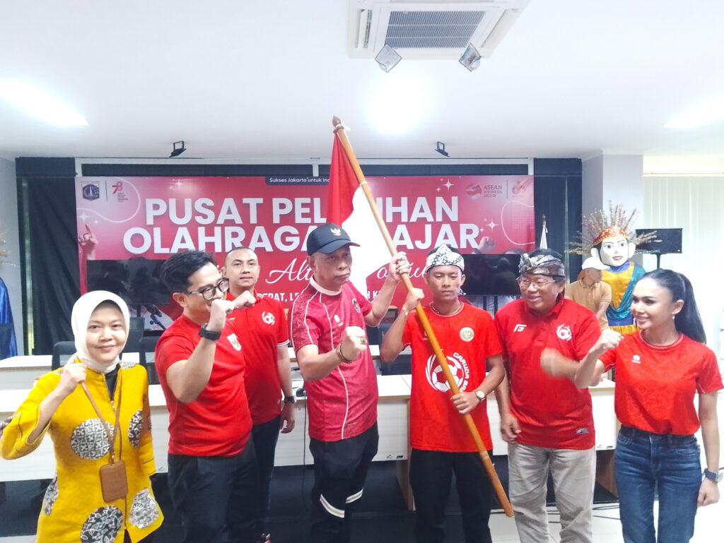 Foto 1, Wamensos RI Agus Jabo Priyono (tengah) bersama Asisten Deputi Koordinasi Pelaksanaan Kebijakan Pemenuhan Hak Anak Wilayah III Kemen PPPA RI Endah Sri Rejeki (kiri), Founder Garuda Baru Mahir Bayasut (ketiga kiri), Kapten Tim Garuda Baru Aryo Topan Artha Gading (ketiga kanan), dan Dewan Pembina Garuda Baru Yuni Shara (kanan) saat pelepasan tim Garuda Baru pada Minggu (3/52026) di Jakarta untuk mengikuti ajang SCWC 2026 yang akan berlangsung pada 5-15 Mei 2026 di Mexico City, Meksiko.