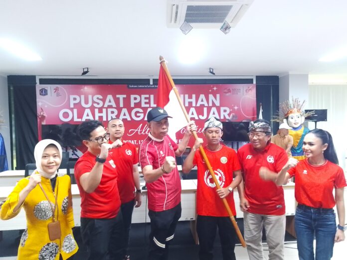 Foto 1, Wamensos RI Agus Jabo Priyono (tengah) bersama Asisten Deputi Koordinasi Pelaksanaan Kebijakan Pemenuhan Hak Anak Wilayah III Kemen PPPA RI Endah Sri Rejeki (kiri), Founder Garuda Baru Mahir Bayasut (ketiga kiri), Kapten Tim Garuda Baru Aryo Topan Artha Gading (ketiga kanan), dan Dewan Pembina Garuda Baru Yuni Shara (kanan) saat pelepasan tim Garuda Baru pada Minggu (3/52026) di Jakarta untuk mengikuti ajang SCWC 2026 yang akan berlangsung pada 5-15 Mei 2026 di Mexico City, Meksiko.