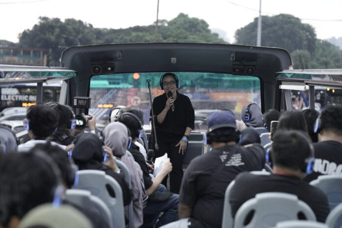 Inge Bachrens selaku COO PT Java Festival Production di Bus Tour Experience, Menjelaskan Berbagai Layanan Transportasi myBCA International Java Jazz Festival 2026