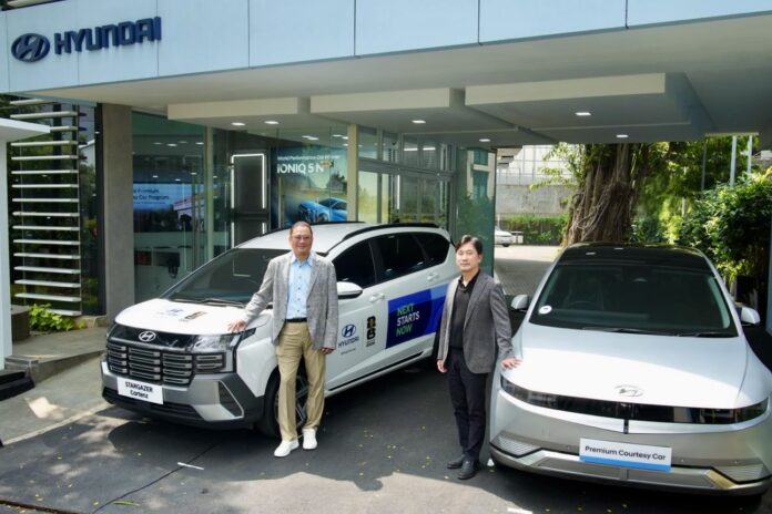 Fransiscus Soerjopranoto (Chief Operating Officer of HMID) - Kenny Lee (President Director of HMID) dalam acara peluncuran Hyundai Premium Courtesy Car Program