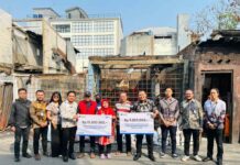 BRI Branch Office Otista dan BRINS Serahkan Simbolis Klaim Asuransi kepada Nasabah Terdampak Kebakaran